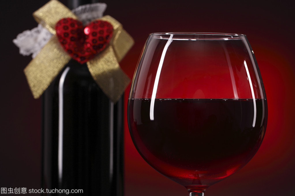 红葡萄酒杯和瓶用的心
